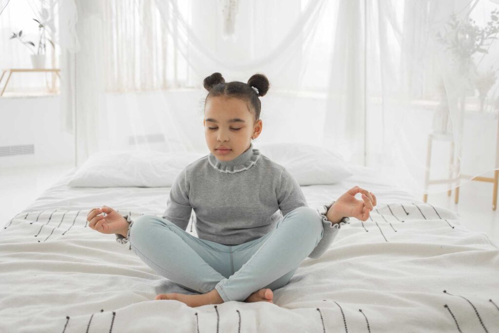 Niña haciendo terapia para la ansiedad infantil